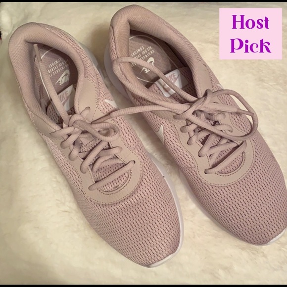 Nike Shoes - 🌟HP🌟 Nike Womens Athletic Shoe